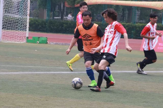 张雪机车西班牙站首回合失利，德比斯仅获第八